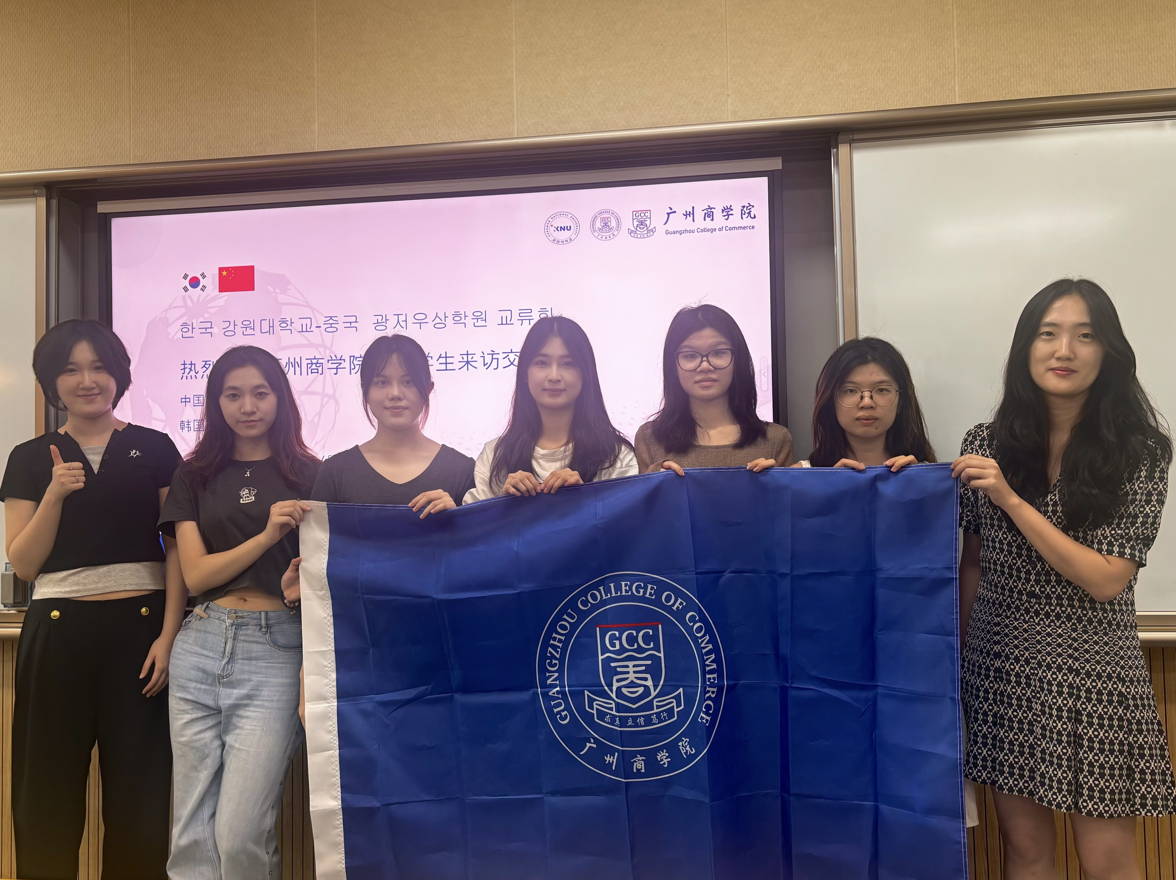 3、江原大学教师与广商学子合影留念.png